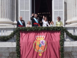 Los seis de la Familia Real saludan a la plaza de Oriente