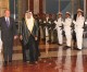 El Rey visita el mausoleo del jefe fundador de Emiratos Árabes Unidos a su llegada a Abu Dhabi
