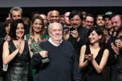 El cineasta y guionista Jaime de Armiñán tras recoger el Goya de Honor
