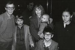 De izquierda a derecha: Woody Allen, Ronan Farrow, Mia Farrow sosteniendo en sus brazos a Dylan Farrow, al lado Moses Farrow
