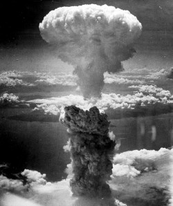Nube de hongo producida por la explosión de la bomba atómica Fat Man en Nagasaki