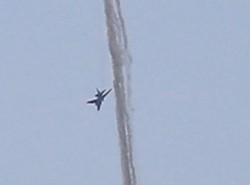 Imagen del avión sirio derribado. / EFE