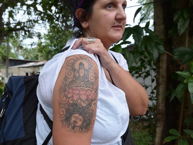 Naomi Michelle y su tatuaje de Buda