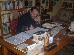 El escritor Ángel Olgoso, trabajando entre sus libros.