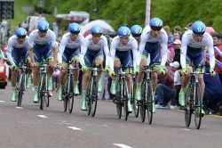 El Orica rueda por las calles de Belfast. Foto: Giro d'Italia 