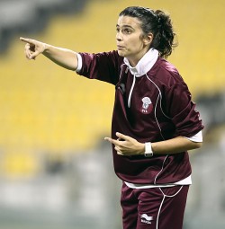 Helena Costa dirigiendo al equipo femenino de Qatar 