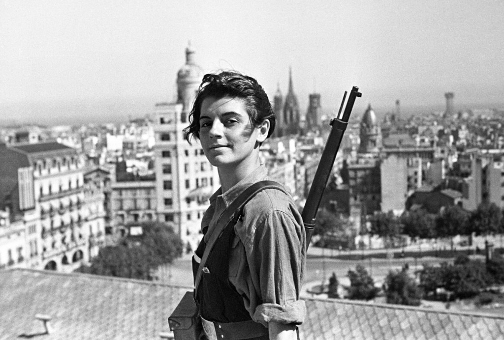 Una mujer sostiene una escopeta durante la guerra civil española