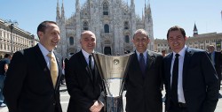 Los entrenadores de los cuatro equipos posan frente al Duomo. Foto: Euroleague
