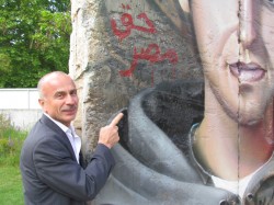 Francisco Maltés Tello junto a un fragmento del muro de Berlín, en la Fundación Friedrich Ebert.