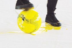 El balón de pintura amarilla