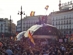Manifestación republicanista en la Puerta del Sol tras la abdicación del Rey