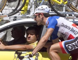 29 de julio de 1998. Tour de Francia. Laurent Jalabert conversa con Manolo Saiz, director deportivo del equipo ONCE.