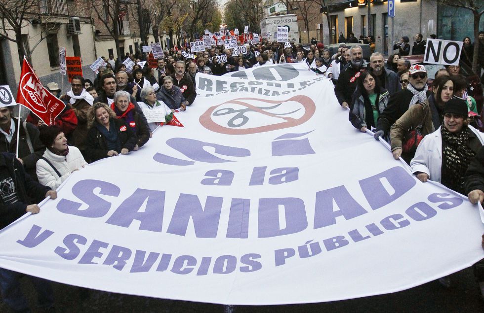 Protesta de trabajadores y pacientes contra los recortes del sistema sanitario en Madrid / CARLOS ROSILLO