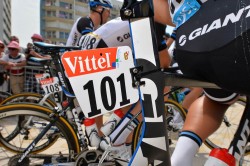 Dorsal 101 de Marcel Kittel. La V y el número indican las victorias de etapa en el Tour.