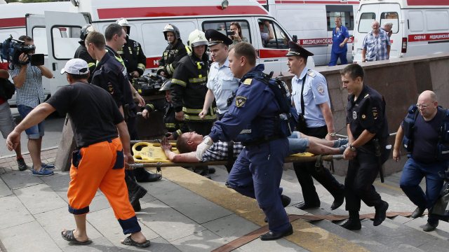 Los servicios de emergencias trasladan a uno de los heridos en el accidente de Metro. / YURI KOCHETKOV (EFE) / REUTERS