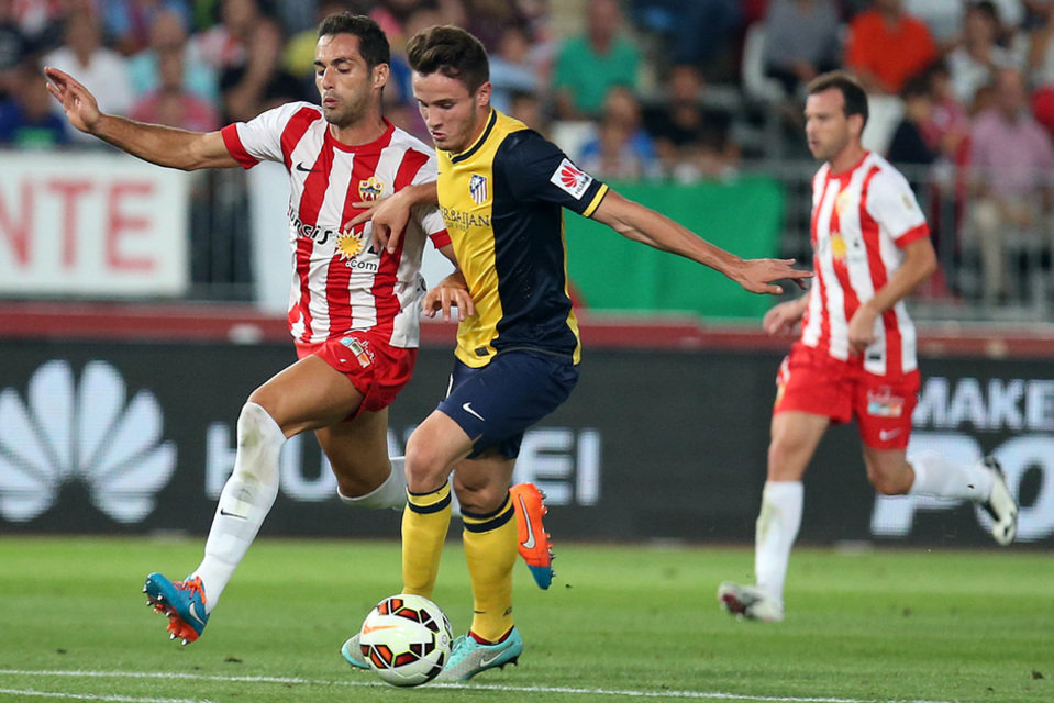 Saúl protege el balón frente a la presión de un jugador del Almería.
