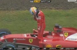 Fernando Alonso, abandonando antes de lo previsto.