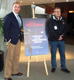 Ernesto (izda.) y Fernando (dcha.) coautores de "En línea de fuego" durante la presentación del libro en la Academia de Policía de Ávila.