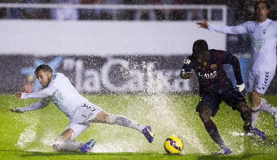 El Albacete ganó en el Mini Estadi bajo una lluvia torrencial