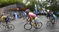 Steven Kruijswijk, Alberto Contador y Mikel Landa. ANSA/AULETTA - PENTAPHOTO - POOL