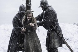 La princesa Shireen Baratheon es sacrificada por su padre, Stannis Baratheon, en la serie de HBO Juego de tronos.