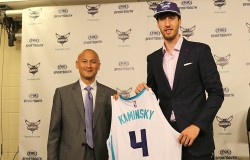 Kaminsky posando ya con su nueva camiseta de los Hornets, junto al General Manager.