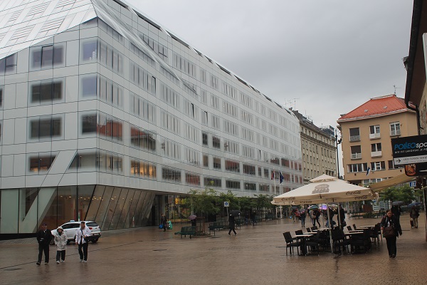 Algún edificio moderno rompe la uniformidad del centro histórico de Zagreb.