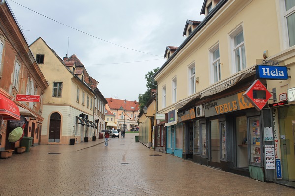 La calle peatonal Vlaska sale de la plaza de la catedral.