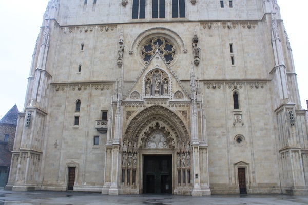 La fachada principal de la Svetog Stjepana, la catedral de Zagreb.