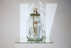 30 x15 x 12 cm Técnica mixta: vidrio, elementos naturales, purpurina de oro